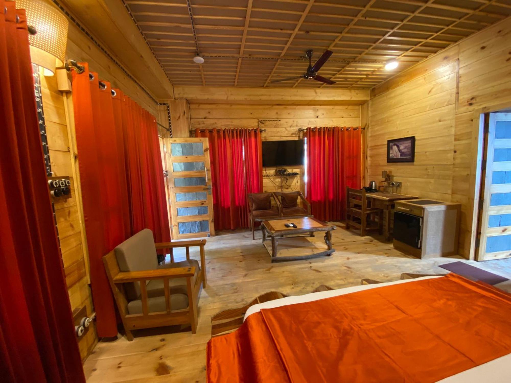The Divine Hima Hotel Дхарамсала Екстериор снимка