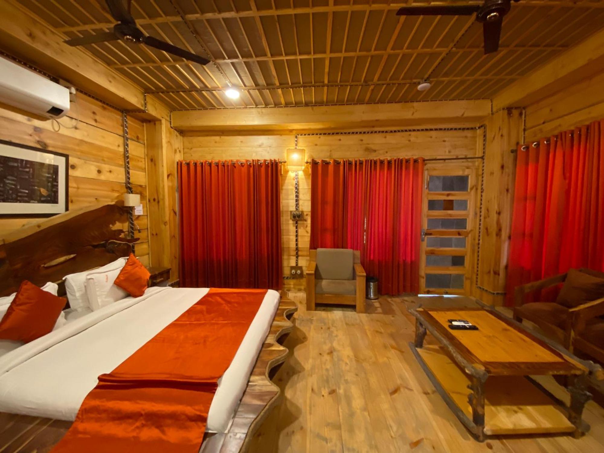 The Divine Hima Hotel Дхарамсала Екстериор снимка